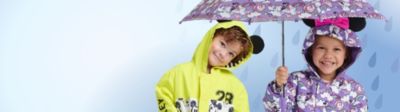 Viva le pozzanghere! Le giornate di pioggia saranno meno tristi con la collezione Disney di accessori e abbigliamento per la pioggia: i personaggi pi&ugrave; amati come Topolino, le Principesse Disney e i Supereroi Marvel porteranno allegria anche nelle giornate grigie con impermeabili, stivali e ombrelli Disney. 