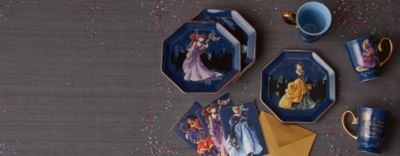 Maison et Papeterie Une collection royale de mugs, assiettes, pins... 