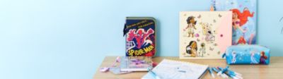 Schreibwaren Entdecke unser Sortiment an Disney Schreibwaren wie Notizb&uuml;cher, Schreibsets und vieles mehr. JETZT KAUFEN