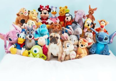 Wer ist dein Favorit? Entdecke die Welt von Disney mit unseren s&uuml;&szlig;en Kuscheltieren. Bei uns gibt es nicht nur die klassischen Disney Charaktere, sondern auch deine Freunde aus den Pixar Filmen. In unserer kuscheligen Kollektion ist garantiert auch dein Liebling dabei. KUSCHELTIERE KAUFEN