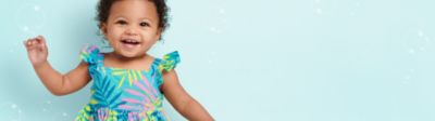 V&ecirc;tements B&eacute;b&eacute; Fille D&eacute;couvrez les v&ecirc;tements b&eacute;b&eacute; pour fille, barboteuses, d&eacute;guisements et peignoirs &agrave; l&rsquo;effigie de vos h&eacute;ros pr&eacute;f&eacute;r&eacute;s ! 