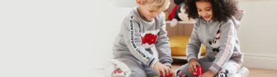 Moda Bambini vesti i tuoi ragazzi con lo stile trendy e irriverente dei nostri maglioni, magliette e giubbotti. 