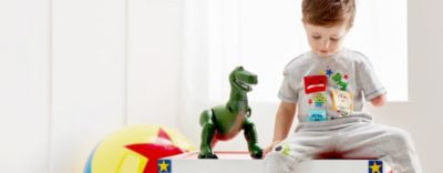 Pixar Retrouvez les univers et les personnages imagin&eacute;s par Pixar dans notre large gamme de jouets, v&ecirc;tements et accessoires. 